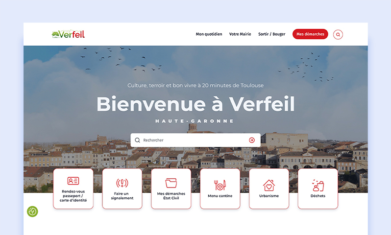 Capture de la page d'accueil du site de Verfeil avec la mention "Bienvenue à Verfeil", une photo de la ville en arrière-plan et des accès rapides aux services municipaux comme l’état civil, l’urbanisme ou la cantine.